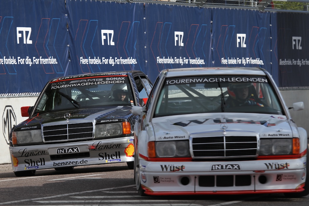 To Mercedes racere i tæt kamp. Der blev ikke givet ved dørene. Masser af tæt ræs i flotte historiske biler.
(Foto: Motorsporten.dk)